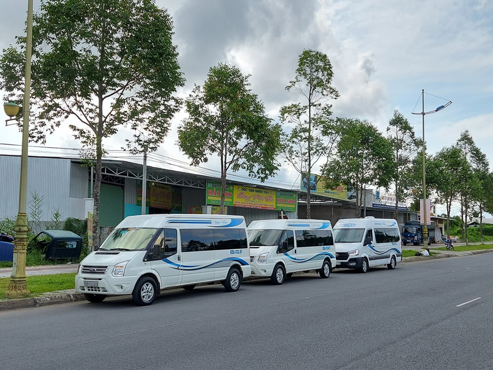 Dịch vụ "Xe 16 chỗ đi công tác đoàn sân bay Tân Sơn Nhất" chuyên nghiệp tại Thuê xe Huy Đạt